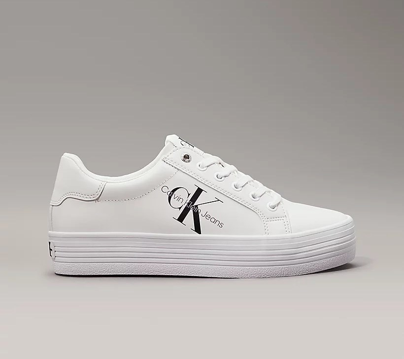 الحذاء الرياضي الأبيض.. رفيقكِ المثالي لكل إطلالة وكل موسم