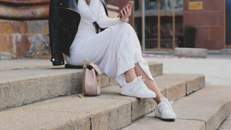 الحذاء الرياضي الأبيض.. رفيقكِ المثالي لكل إطلالة وكل موسم