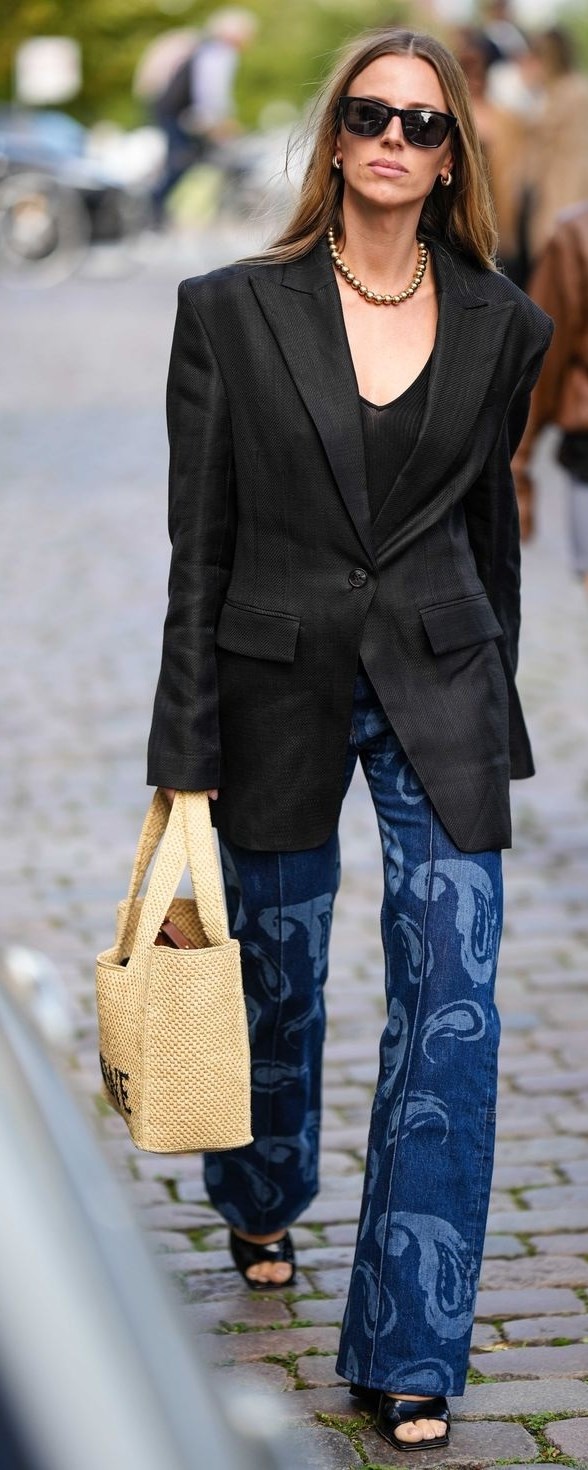 أساليب عصرية لتنسيق حقيبة الشاطئ في إطلالاتك اليومية