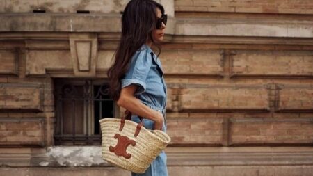 أساليب عصرية لتنسيق حقيبة الشاطئ في إطلالاتك اليومية