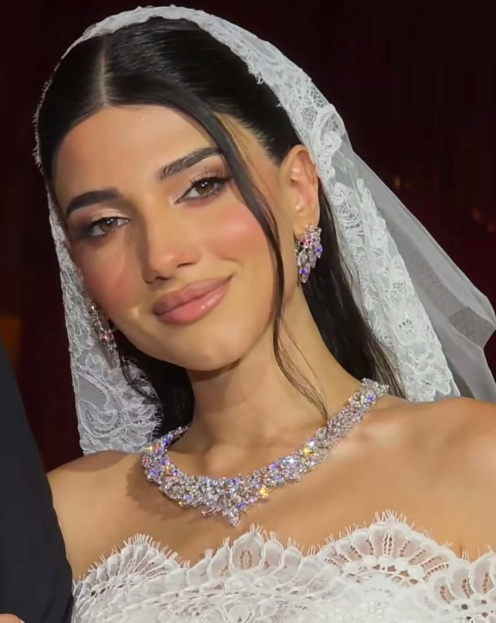 النجمات الشابات يخترن لمسات المكياج الناعمة في زفافهن