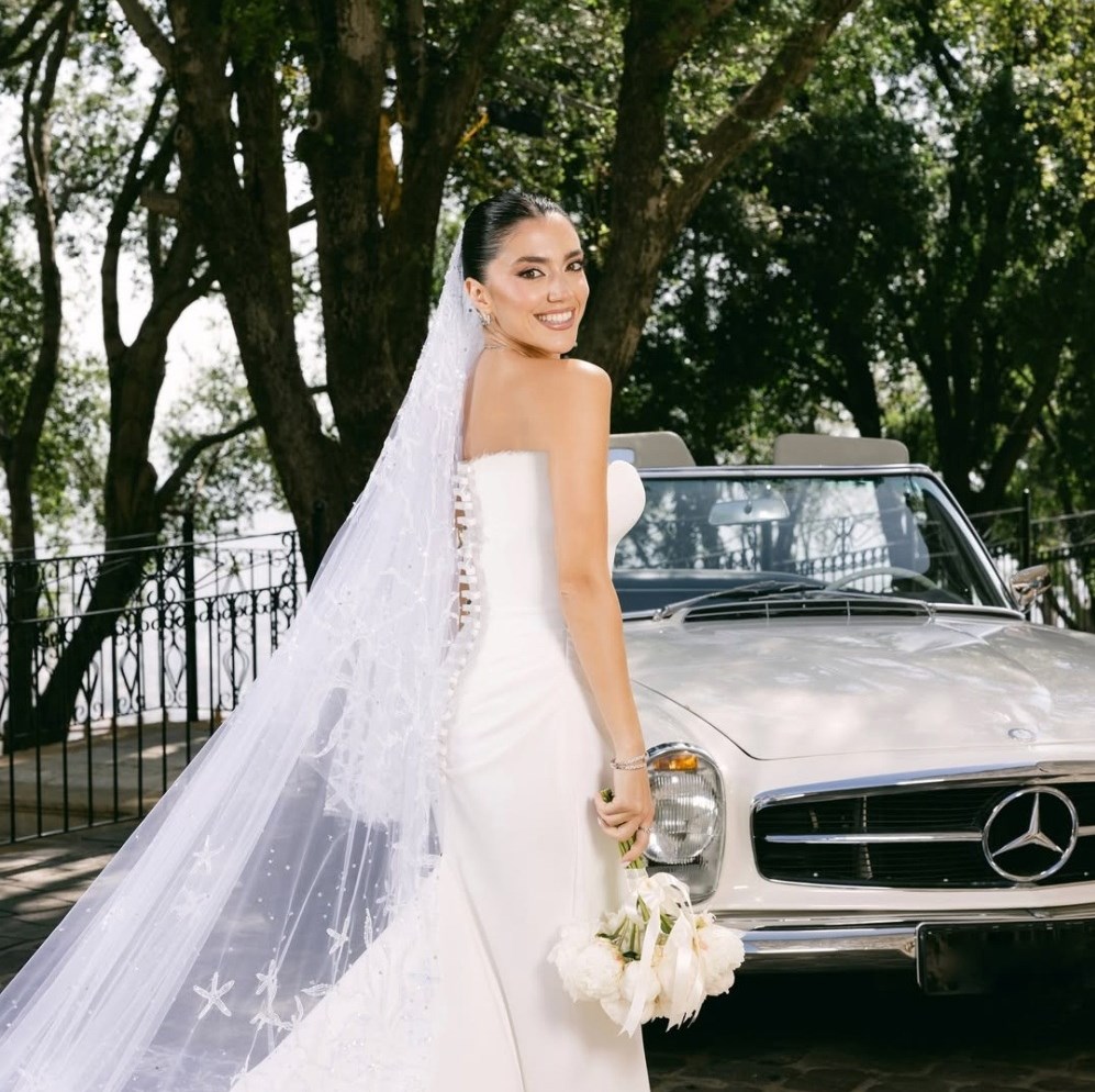 النجمات الشابات يخترن لمسات المكياج الناعمة في زفافهن