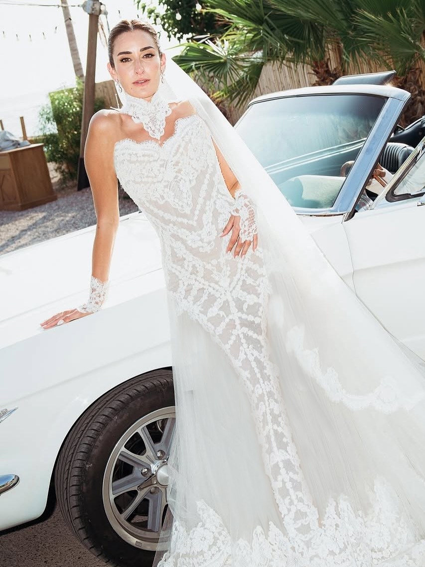 النجمات الشابات يخترن لمسات المكياج الناعمة في زفافهن