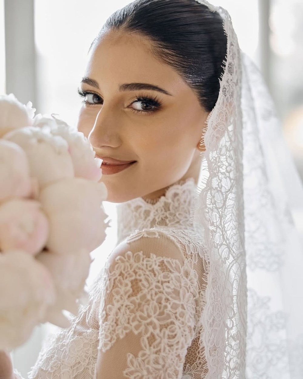 النجمات الشابات يخترن لمسات المكياج الناعمة في زفافهن