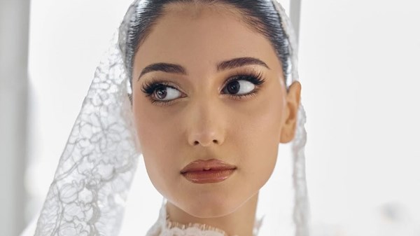 النجمات الشابات يخترن لمسات المكياج الناعمة في زفافهن النجمات الشابات يخترن لمسات المكياج الناعمة في زفافهن