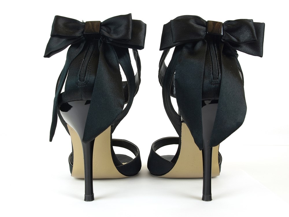 الحذاء المزيّن بالفيونكات.. أناقة خالدة في عالم الموضة