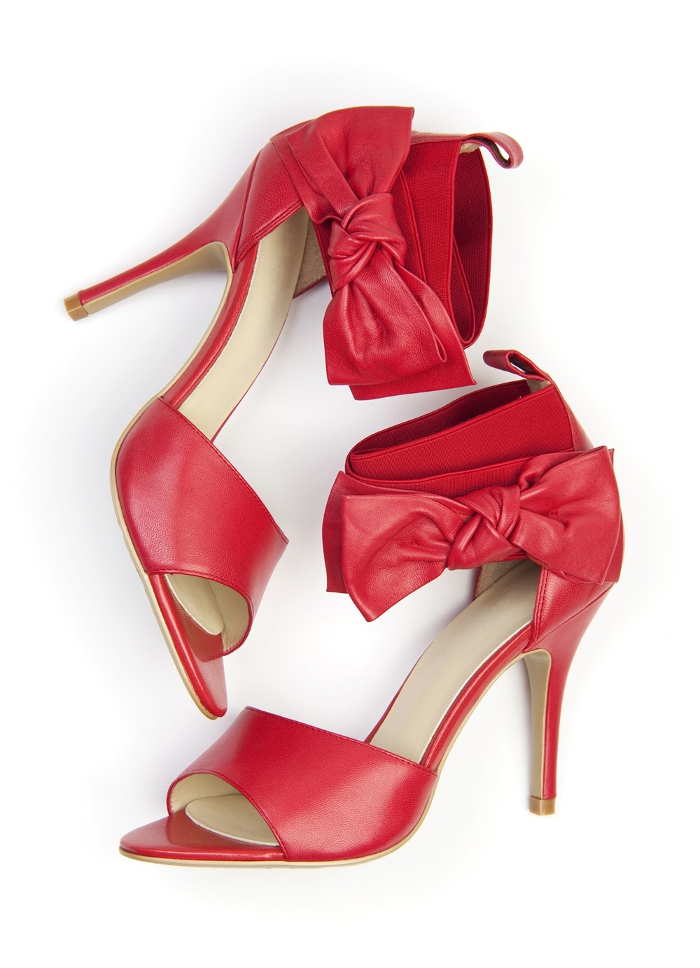 الحذاء المزيّن بالفيونكات.. أناقة خالدة في عالم الموضة