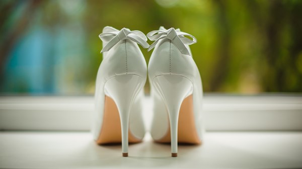 الحذاء المزيّن بالفيونكات.. أناقة خالدة في عالم الموضة الحذاء المزيّن بالفيونكات.. أناقة خالدة في عالم الموضة