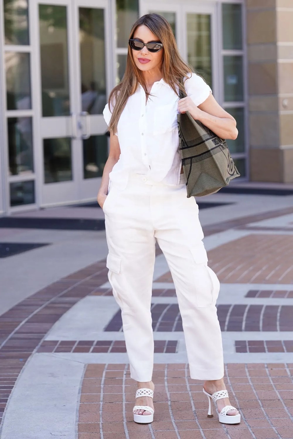 من كيندال جينر إلى براد بيت.. نجوم العالم يتألقون بإطلالة مونوكروم