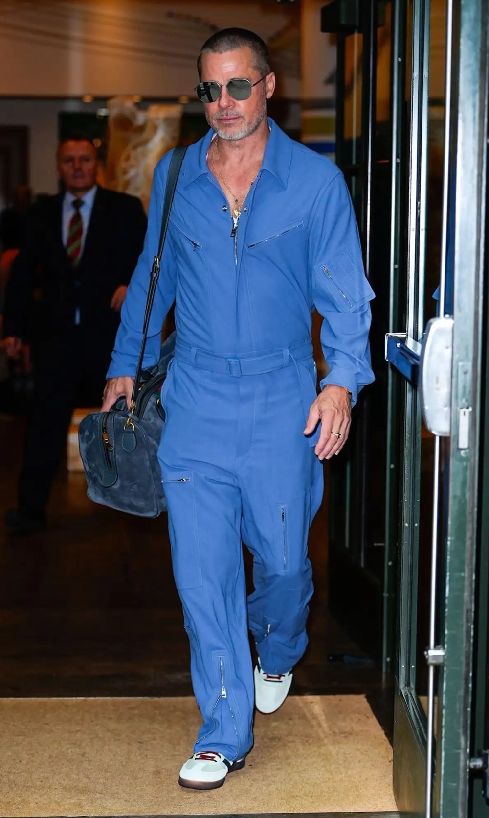 من كيندال إلى براد بيت.. نجوم العالم يعيدون للمونوكروم هيبته