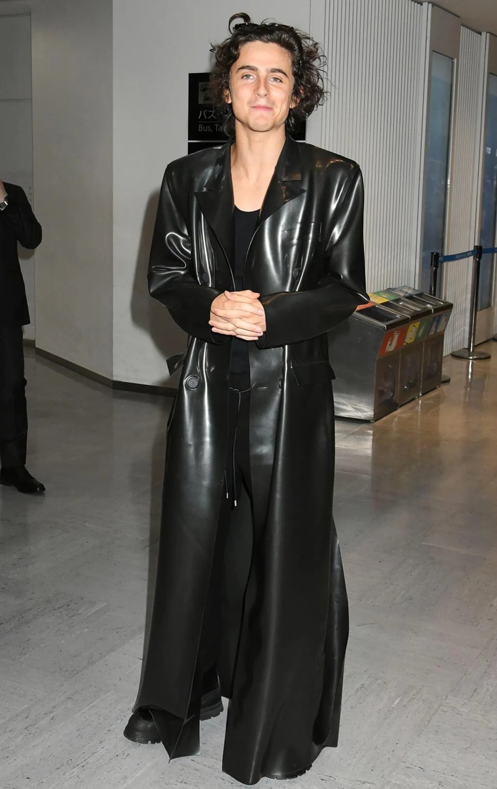 من كيندال جينر إلى براد بيت.. نجوم العالم يتألقون بإطلالة مونوكروم