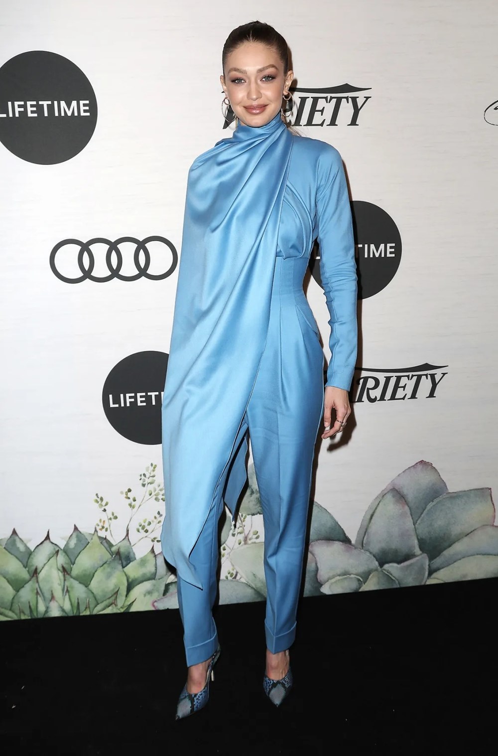 من كيندال جينر إلى براد بيت.. نجوم العالم يتألقون بإطلالة مونوكروم