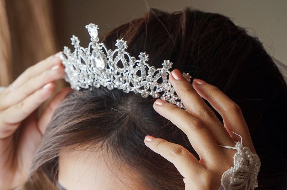 تاج الزفاف ليس مجرد إكسسوار.. هكذا ترتدينه بأسلوب ملكي