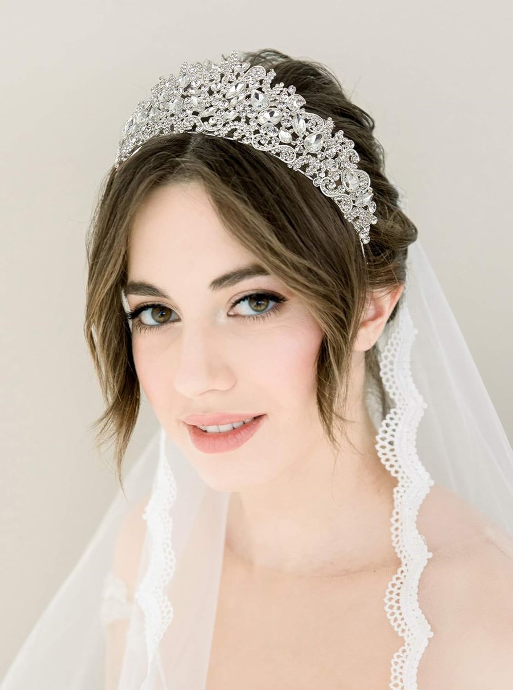 تاج الزفاف ليس مجرد إكسسوار.. هكذا ترتدينه بأسلوب ملكي