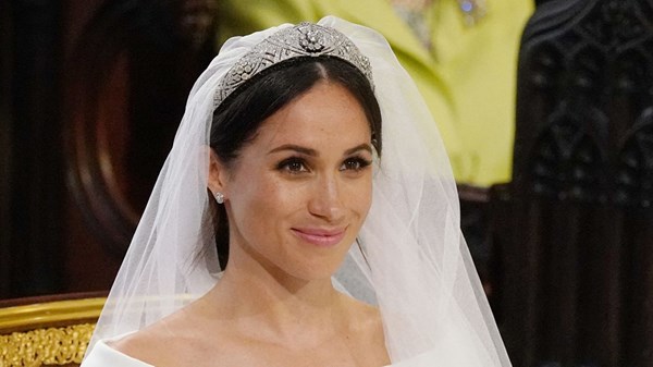 تاج الزفاف ليس مجرد إكسسوار.. هكذا ترتدينه بأسلوب ملكي تاج الزفاف ليس مجرد إكسسوار.. هكذا ترتدينه بأسلوب ملكي