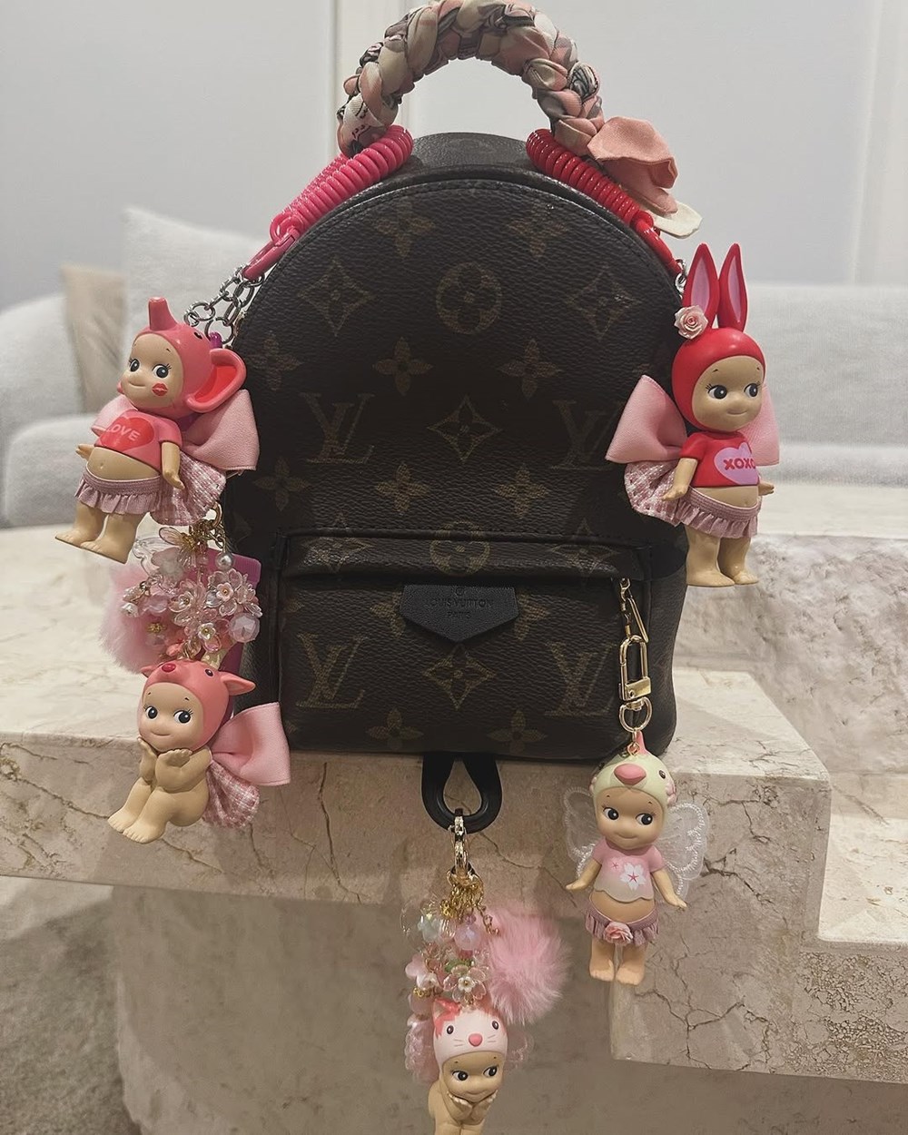 من ألعاب مُجمعة إلى إكسسوارات لأفخم الحقائب.. هوس جديد في عالم الموضة