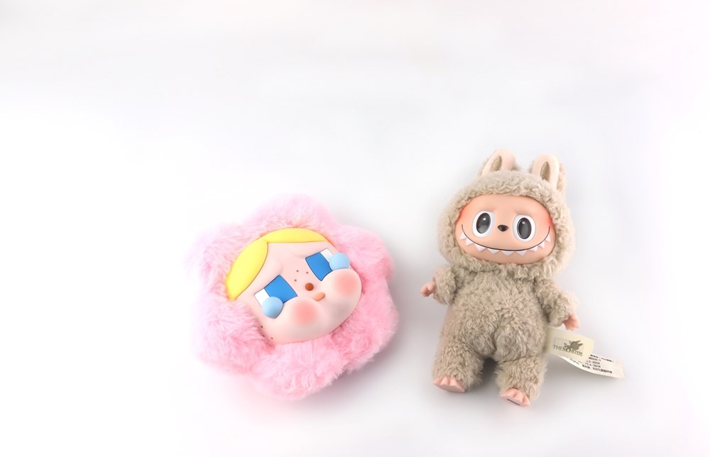 من ألعاب مُجمعة إلى إكسسوارات لأفخم الحقائب.. هوس جديد في عالم الموضة