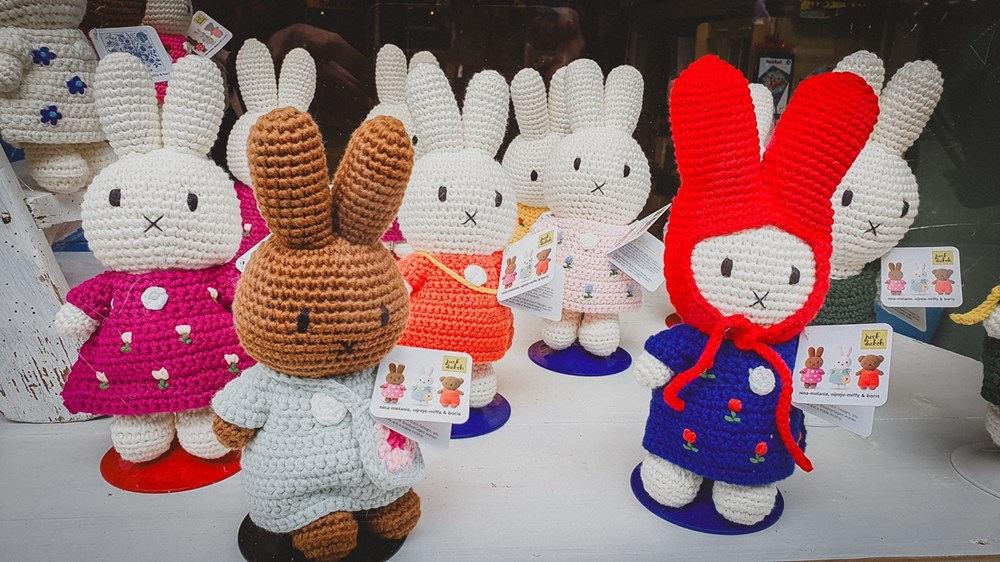 من ألعاب مُجمعة إلى إكسسوارات لأفخم الحقائب.. هوس جديد في عالم الموضة