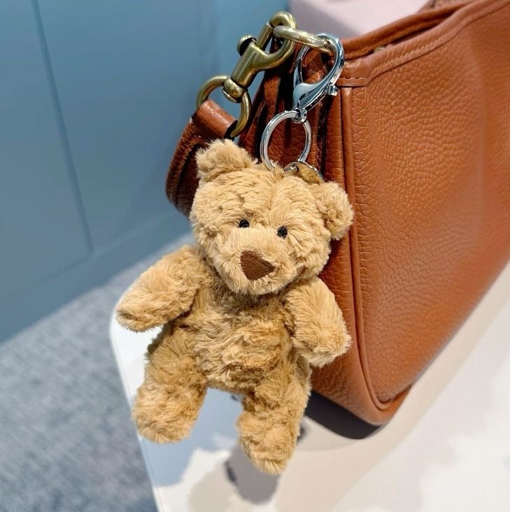 من ألعاب مُجمعة إلى إكسسوارات لأفخم الحقائب.. هوس جديد في عالم الموضة