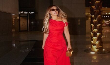 الأحمر المرجاني اللون الأنسب لجميع ألوان البشرة في صيف 2025