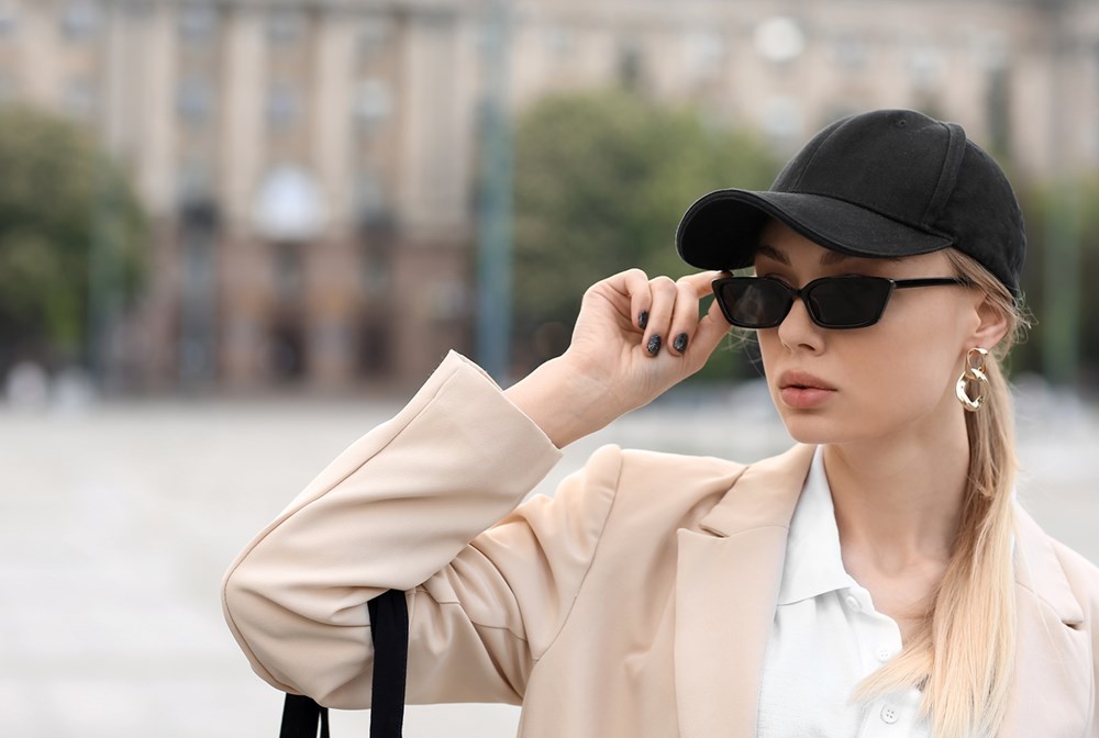 القبعات والأوشحة... إكسسوارات صيف 2025 التي لا تُقاوم