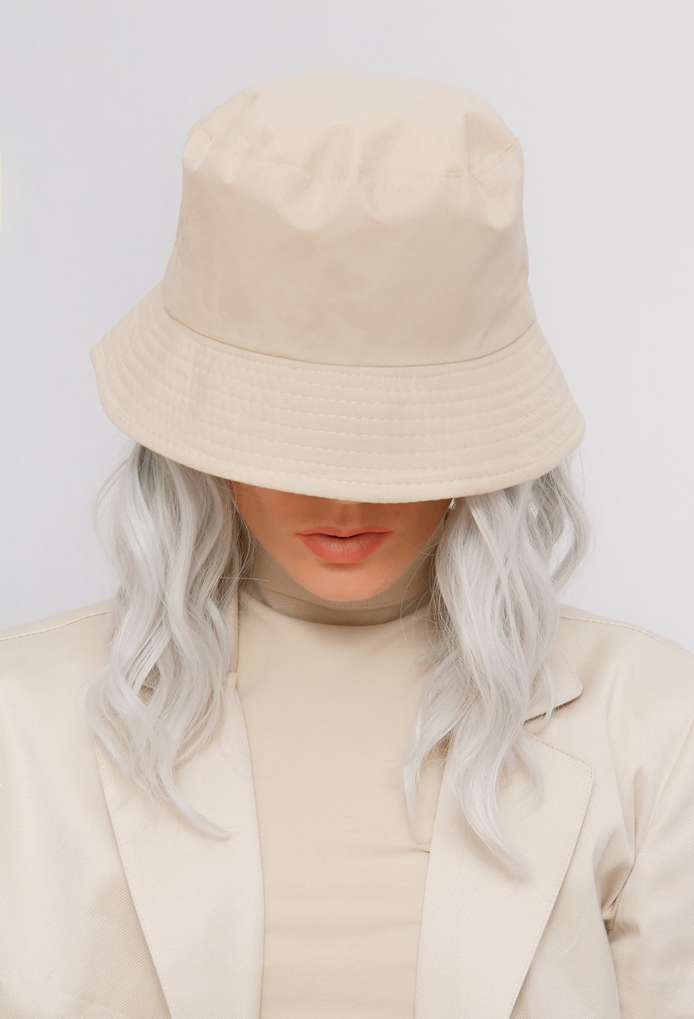 القبعات والأوشحة... إكسسوارات صيف 2025 التي لا تُقاوم