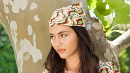 القبعات والأوشحة… إكسسوارات صيف 2025 التي لا تُقاوم القبعات والأوشحة... إكسسوارات صيف 2025 التي لا تُقاوم