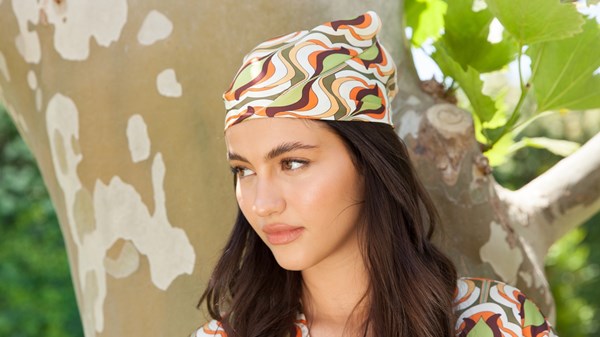 القبعات والأوشحة… إكسسوارات صيف 2025 التي لا تُقاوم القبعات والأوشحة... إكسسوارات صيف 2025 التي لا تُقاوم