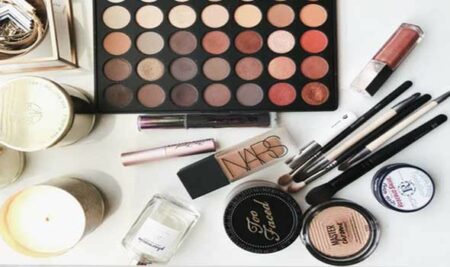 أسرار مكياج النجمات لصيف ثابت متوهج أسرار مكياج النجمات لصيف ثابت متوهج