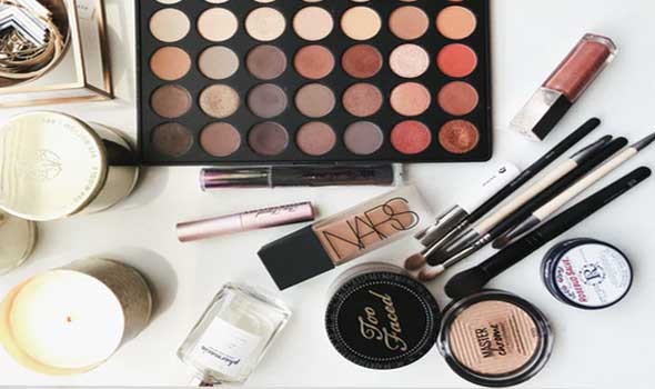 أسرار مكياج النجمات لصيف ثابت متوهج أسرار مكياج النجمات لصيف ثابت متوهج