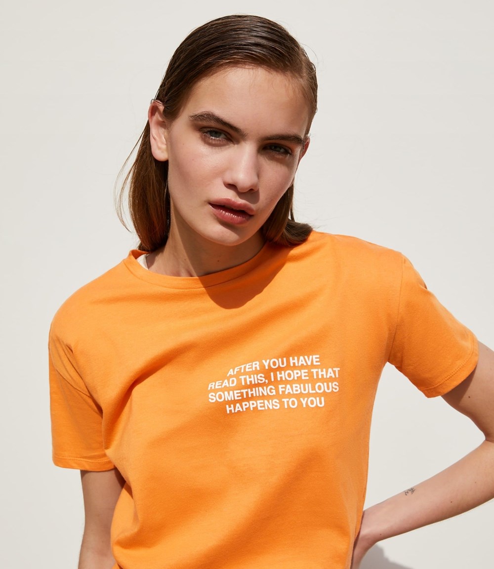 التيشيرتات ذات الشعارات تكتسح عالم الموضة من جديد