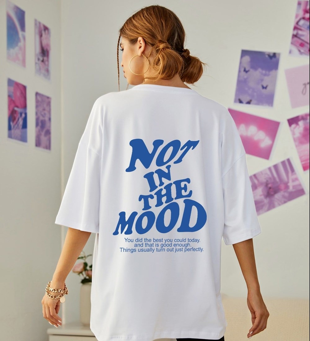 التيشيرتات ذات الشعارات تكتسح عالم الموضة من جديد