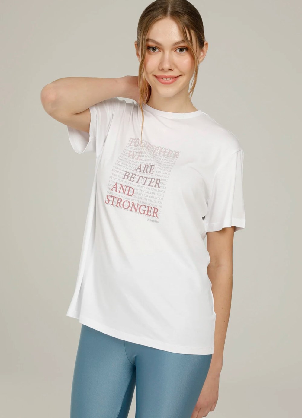 التيشيرتات ذات الشعارات تكتسح عالم الموضة من جديد