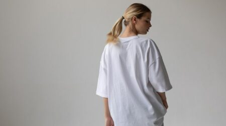 التيشيرتات ذات الشعارات تكتسح عالم الموضة من جديد