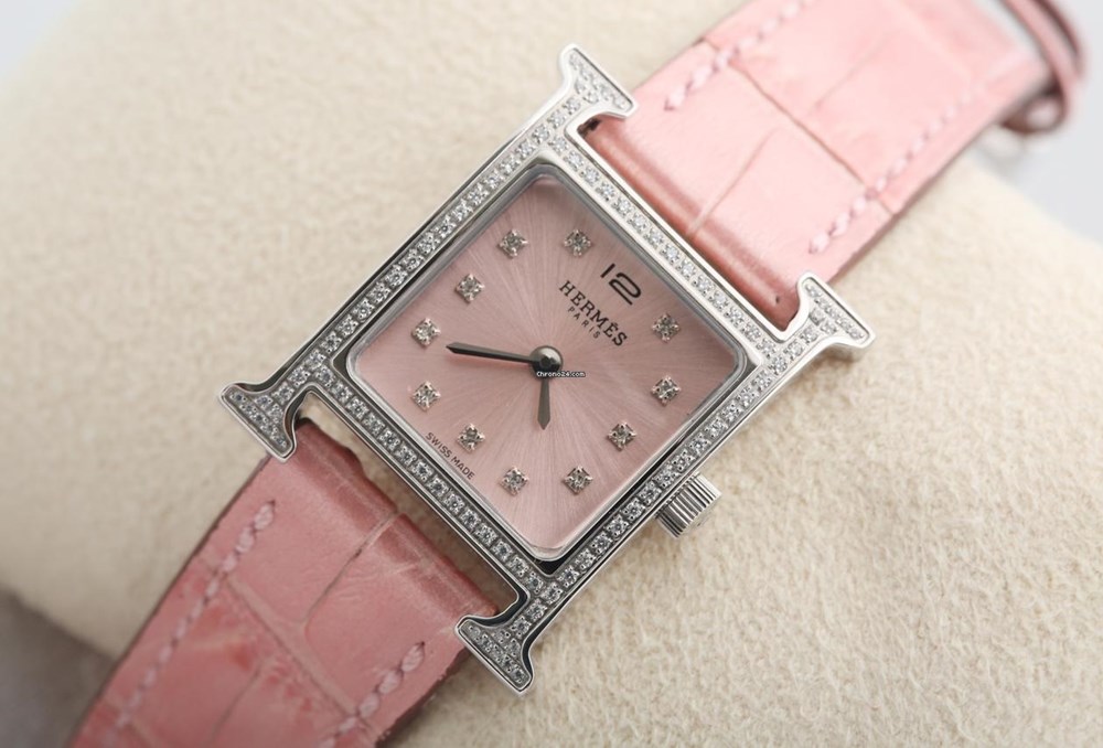 ساعات جلد راقية لإطلالة عملية وأنيقة في صيف 2025