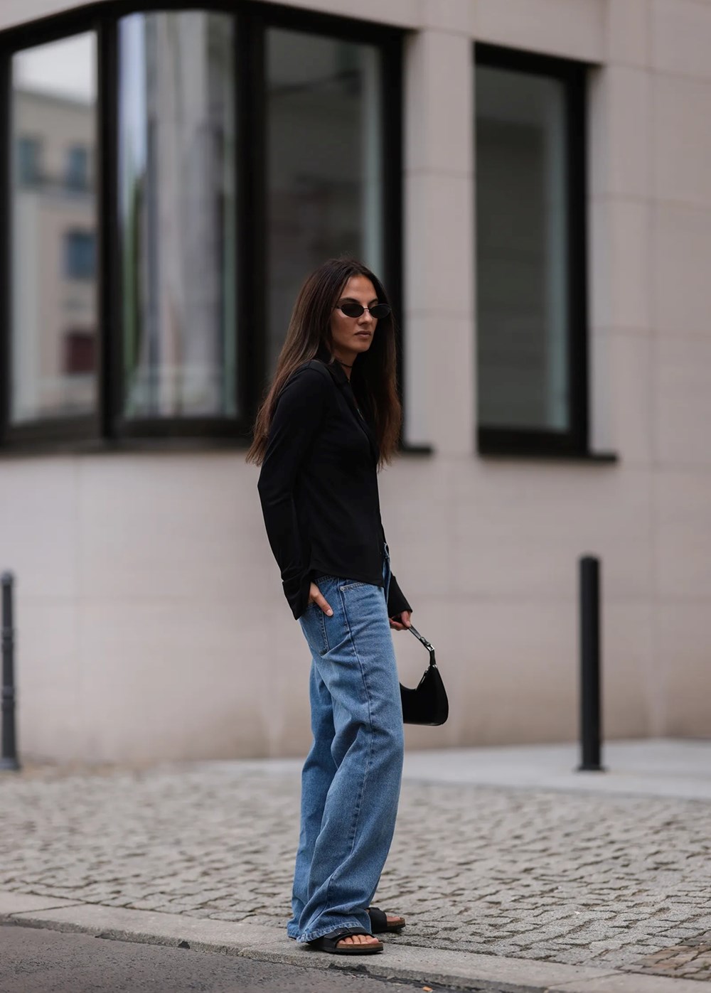 استعيدي أناقة التسعينيات.. سر التألق بالجينز الواسع بأسلوب عصري