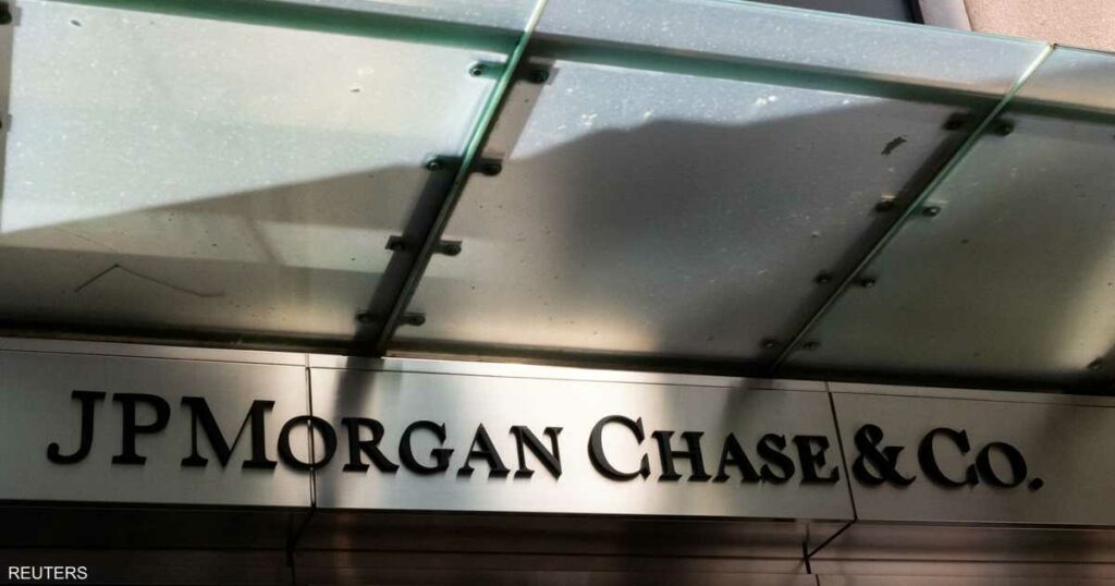 أرباح جيه بي مورغان تهبط إلى 14.2 مليار دولار بالربع الثاني