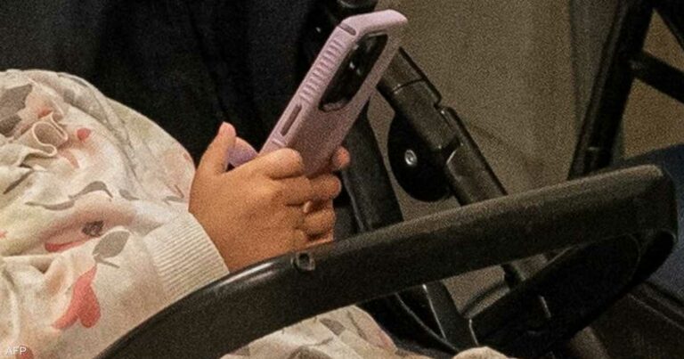 دراسة تكشف ما تفعله الهواتف المحمولة بـ"مهارات الأطفال"