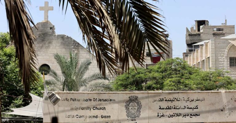 باريس: قصف كنيسة في غزة تحظى بحماية فرنسا "غير مقبول"