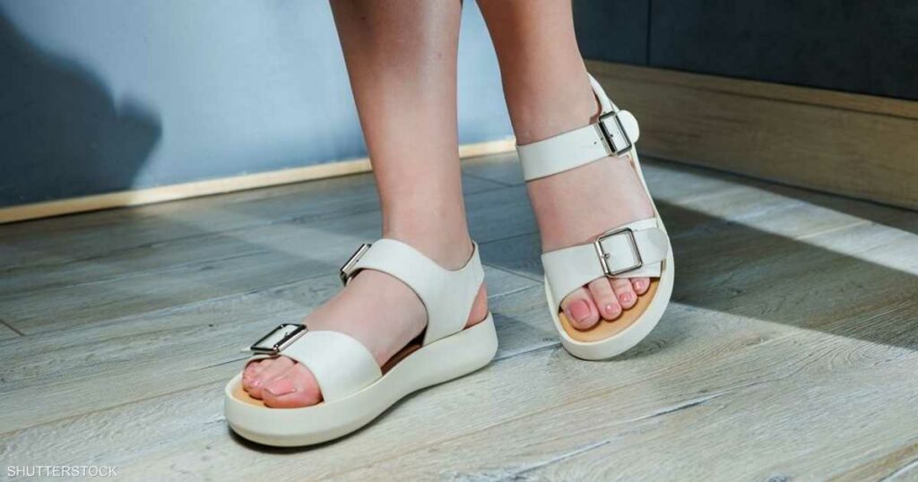 هل ترتدي "النعال" كل يوم؟.. خبراء يحذرون من مخاطر محتملة