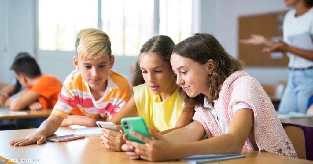 دراسة تكشف تأثير استخدام الهواتف بسن مبكرة على الصحة النفسية
