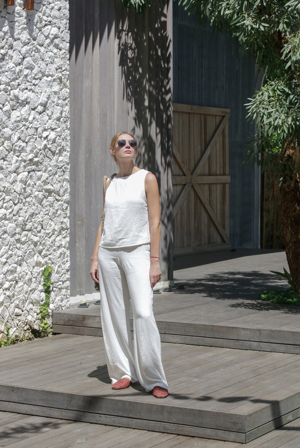 الكتّان «ملك الصيف».. 8 إطلالات منعشة لأناقة مريحة وعفوية