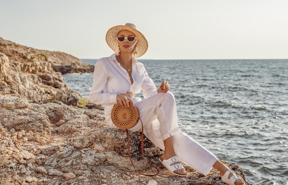 الكتّان «ملك الصيف».. 8 إطلالات منعشة لأناقة مريحة وعفوية