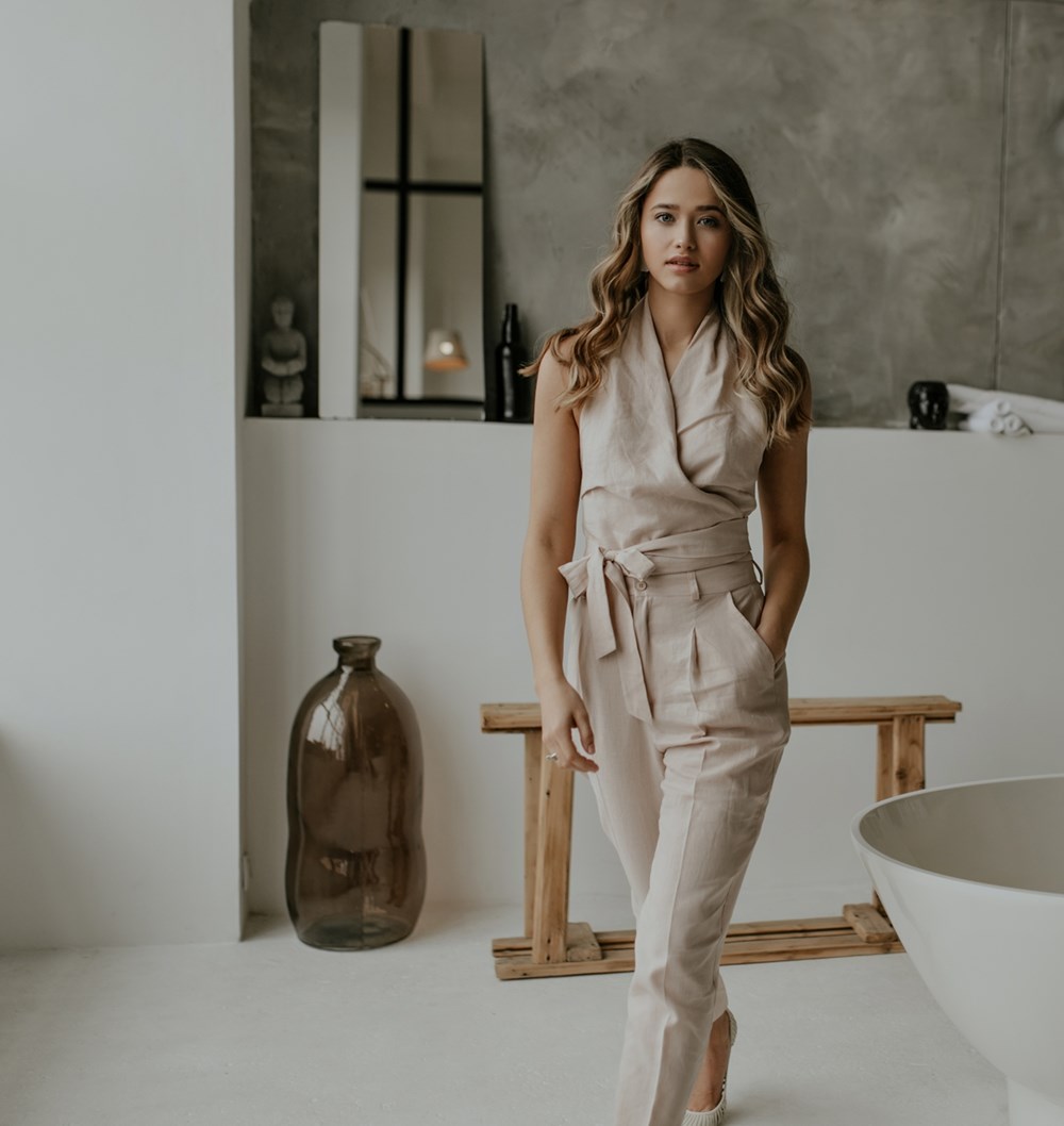 الكتّان «ملك الصيف».. 8 إطلالات منعشة لأناقة مريحة وعفوية