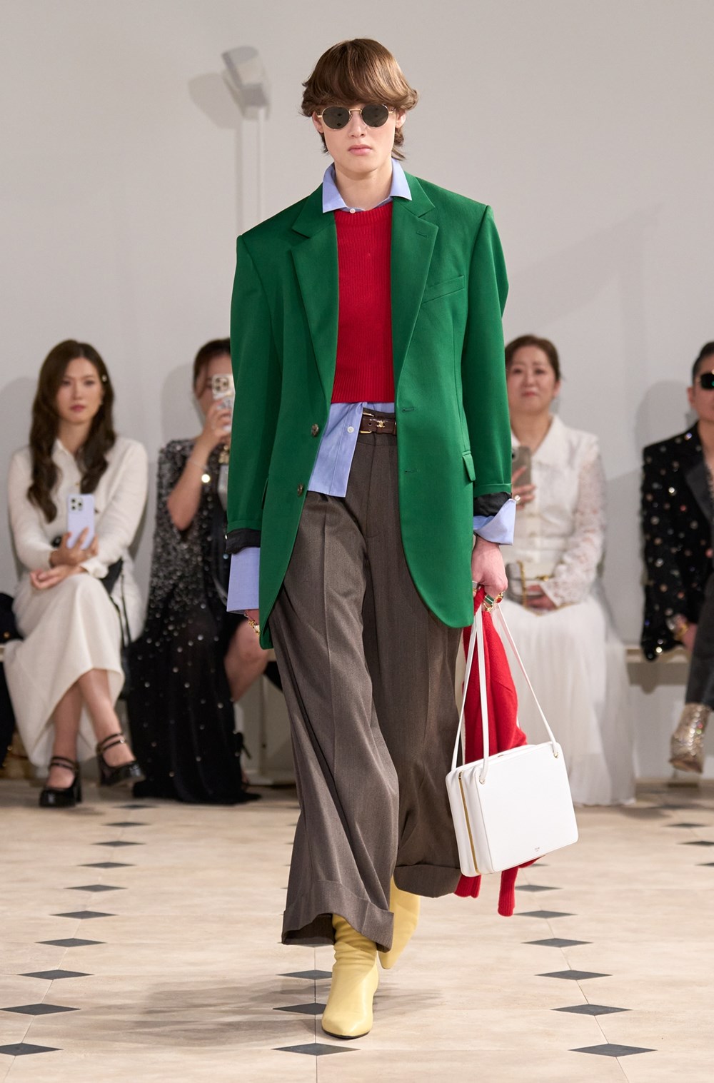 عرض «CELINE» لربيع 2026.. جاذبية خالدة وأزياء أعيدت صياغتها بأناقة وبلا ضجيج