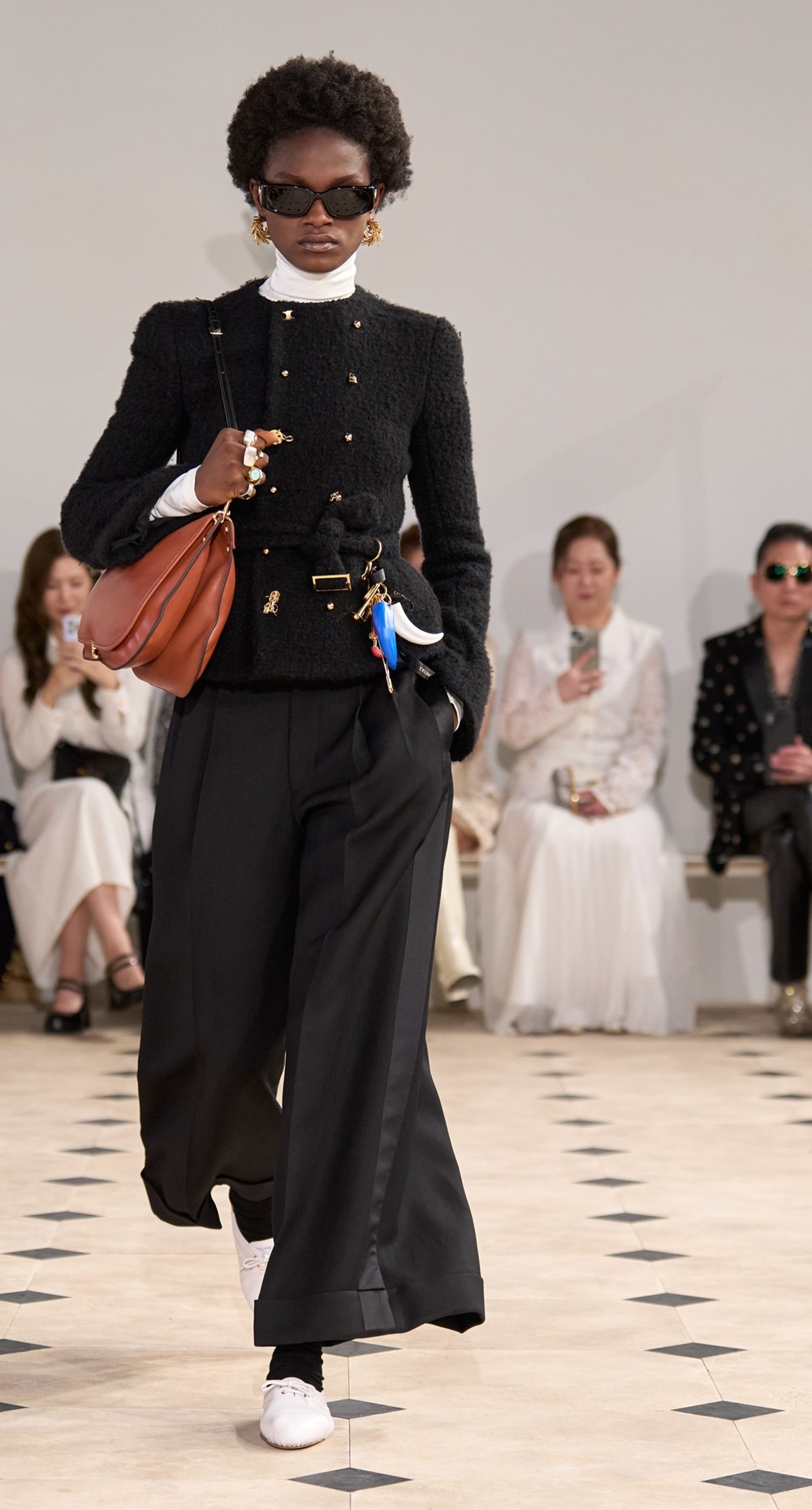 عرض «CELINE» لربيع 2026.. جاذبية خالدة وأزياء أعيدت صياغتها بأناقة وبلا ضجيج