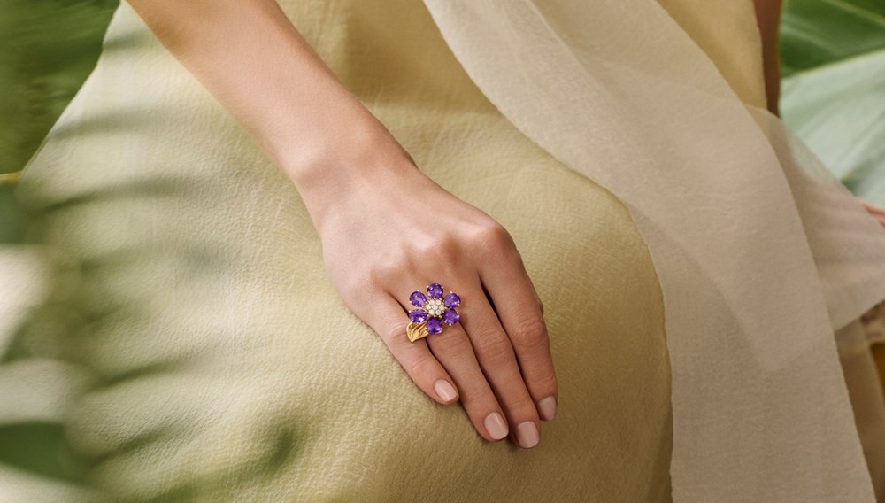 «فان كليف أند آربلز».. عندما تُزهر الفخامة في «زهور هاواي»