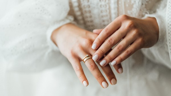 بين خاتمي الخطوبة والزواج.. هل هناك فرق جوهري؟ بين خاتمي الخطوبة والزواج.. هل هناك فرق جوهري؟