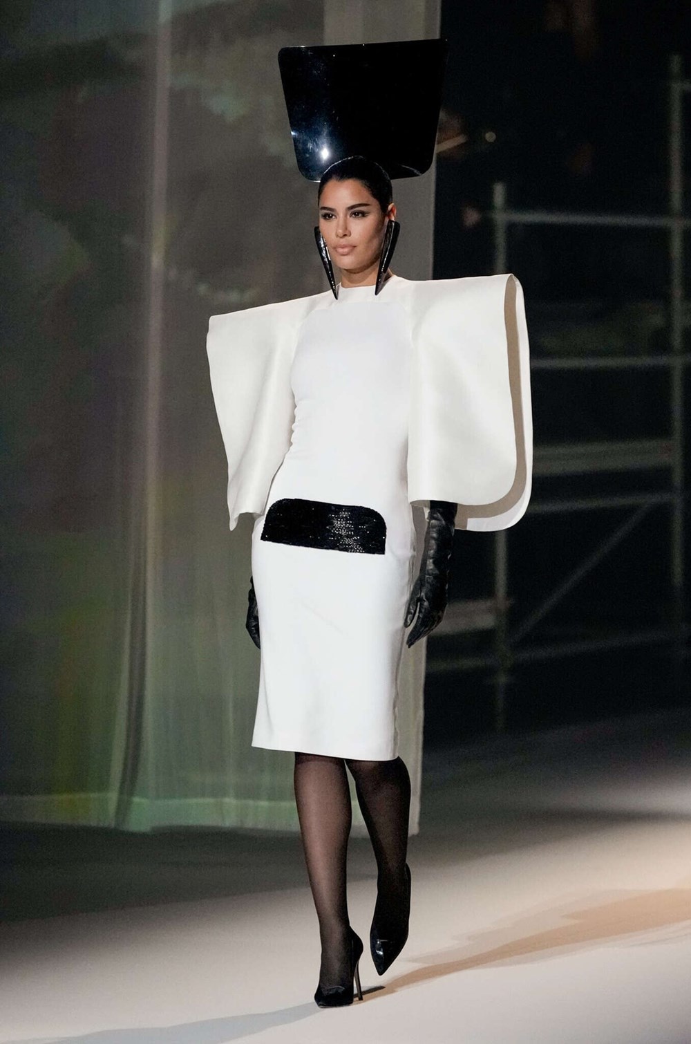 ستيفان رولاند يعزف «البوليرو» بأسلوب الهوت كوتور على مسرح الشانزليزيه