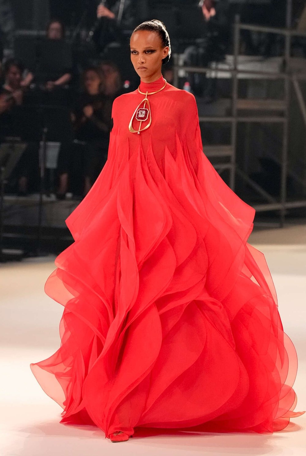 ستيفان رولاند يعزف «البوليرو» بأسلوب الهوت كوتور على مسرح الشانزليزيه